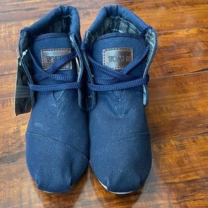 Authentic TOMS HIGH TOP SHOES BLUE LINEN WOMANS SZ 8 NWT